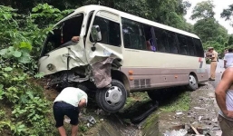 Hàng chục hành khách la hét hoảng loạn khi va chạm trực diện với xe con