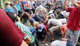 'Cô hồn sống' hỗn chiến kinh hoàng trên phố, dùng mũ bảo hiểm nện nhau tới tấp để cướp đồ lễ