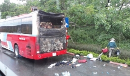 Xe khách bốc cháy dữ dội, hàng chục hành khách hoảng loạn kêu cứu