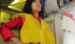 Nam hành khách bị phạt vì tự ý xé áo phao trên máy bay