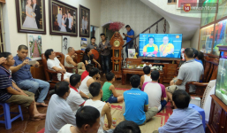 Khách mang bia đến ngồi chật kín nhà, bố mẹ Quang Hải cùng chờ xem xong trận tứ kết của Olympic Việt Nam mới ăn cơm tối