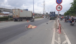 Chạy xe tốc độ cao trong làn ôtô, nam thanh niên bị container cán tử vong