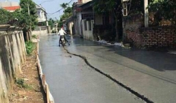 Trên con đường mới đổ bê tông, hành vi của người phụ nữ khiến dân mạng bức xúc