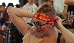 Người nước ngoài uống bia cổ vũ cho U23 Việt Nam ở Sài Gòn
