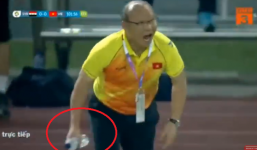 HLV Park Hang-seo hóa người tiếp nước, bị trọng tài nhắc nhở vì quá 'sung'