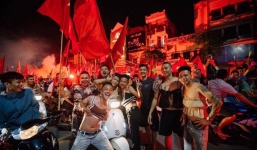 Nhóm thanh niên vai u thịt bắp sẵn sàng mặc váy và bikini xuống đường ăn mừng đội nhà thắng tứ kết ASIAD