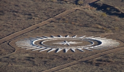 'Được người ngoài hành tinh chỉ đạo', người đàn ông xây bãi đáp UFO khổng lồ
