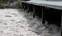 Nước lũ lên cao bất thường, An Giang bất ngờ xả đập sớm trước 4 ngày