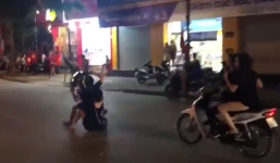 'Quái xế' chở bạn gái bốc đầu xe máy mừng đội nhà thắng tứ kết ASIAD rồi ngã sấp mặt giữa đường