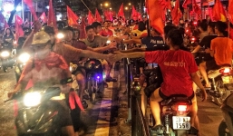 Chùm ảnh: Cái chạm tay của 'những người lạ' nhưng cùng tình yêu bóng đá sau chiến thắng nghẹt thở của Olympic Việt Nam