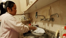 Mẹ trẻ Hà Nội khốn khổ vì osin cả ngày chỉ ngủ và chơi, luộc ngô cháy cả nồi, rau luộc còn nguyên gốc