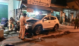 Tránh hai học sinh qua đường, ô tô tông 4 xe máy khiến 2 người tử vong