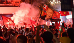 Việt Nam chiến thắng, hàng triệu người nhuộm đỏ đường phố, CĐV quá khích đốt pháo sáng