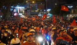 Xe bồn đứng yên chịu trận trong dòng người 'đi bão' ở Sài Gòn mừng chiến thắng của U23 Việt Nam