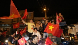 Người Sài Gòn bất chấp nguy hiểm leo lên nóc xe mừng chiến thắng của U23 Việt Nam