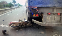 Tai nạn giao thông nghiêm trọng: Va chạm xe container, chồng chết, vợ nguy kịch