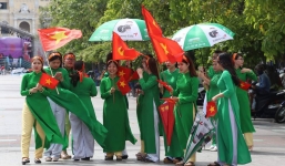 Các cô gái Sài Gòn mặc áo dài, mang cờ đỏ đi cổ vũ tuyển U23 Việt Nam