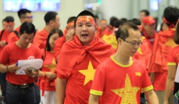 Hàng trăm CĐV 'nhuộm đỏ' sân bay sang Indonesia cổ vũ Olympic Việt Nam