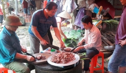 Gia đình thủ môn Bùi Tiến Dũng mổ trâu, chuẩn bị cổ vũ Olympic Việt Nam