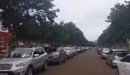 Cả ngàn xế hộp đỗ kín sân trường ở Đắk Lắk: Hé lộ gia thế phụ huynh