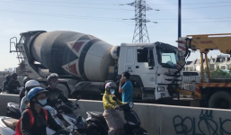 Xe bồn mất lái cày nát dải phân cách, gây tai nạn liên hoàn khiến cầu Sài Gòn kẹt cứng hàng cây số