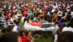 Người đàn ông khuyết tật nằm trên xe cáng cổ vũ Olympic Việt Nam: Hình ảnh xúc động nhất bên lề trận đấu ngày hôm nay