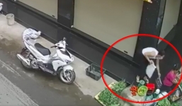 Đã bắt được người phụ nữ ăn mặc lịch sự, đi xe ga trộm giỏ tiền của bà bán rau