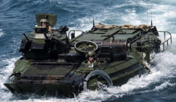 Xe bọc thép nặng 37 tấn của thủy quân lục chiến Mỹ khoe kỹ năng bơi lội