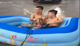 Clip: Hai thanh niên Bắc Giang vô tư 'lướt sóng' khi phố biến thành sông sau trận mưa lớn