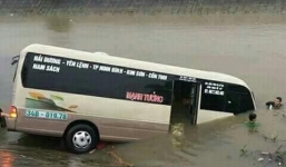 Xe khách mất lái đâm 3 người rồi lao xuống sông 