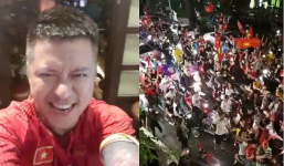 Dù đội nhà thua trận bán kết, cả trăm CĐV vẫn kéo đến trước cửa nhà Tuấn Hưng để làm điều này