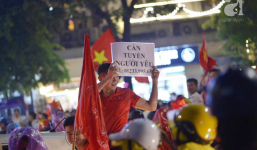 Việt Nam thua trận chắc không buồn bằng nỗi cô đơn, thanh niên cơ hội tranh thủ giơ biển tuyển người yêu giữa tâm 'bão'