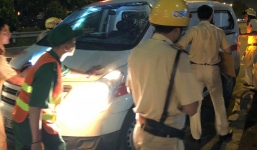 Hãi hùng xe cứu thương biến dạng khi bị xe đầu kéo tông giữa đêm ở Sài Gòn, nghi 2 người bị thương