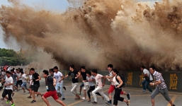 Du khách liều chết đua nhau chiêm ngưỡng sóng 'thủy quái' cao cả chục mét ập vào bờ