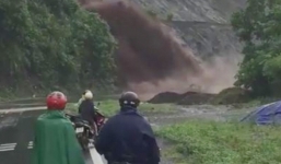 Lũ lớn cuồn cuộn cùng nhiều khối đất đá tràn xuống đường, quốc lộ 6 bị chia cắt, mặt đường biến thành sông