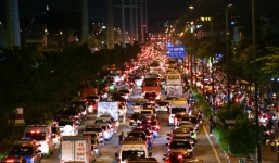 Kẹt xe kinh hoàng trên đường vào sân bay Tân Sơn Nhất, người dân bỏ ô tô bắt xe ôm để kịp giờ check-in