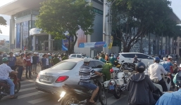 Tạm giữ nữ tài xế lái Mercedes lạng lách trên phố, nghi phê 'bóng cười'