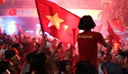 Báo Hàn choáng ngợp trước cảnh CĐV Việt Nam đội mưa đi bão