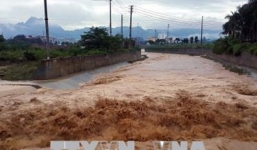 Hòa Bình: 3 cảnh sát bị thương do sập tường bao và điện giật trong mưa