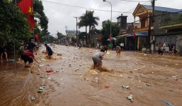 Kho hàng siêu thị ở Sơn La bị lũ cuốn, người dân bất chấp nước chảy siết lao ra vớt