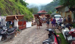 Nhà bị lũ 'nuốt chửng', người dân nháo nhác tháo cửa mang lên đường cất