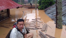 Nước lũ dâng cao 3-4 mét, người dân leo lên nóc nhà thoát chết