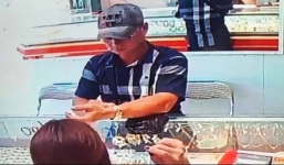 Kẻ gian mang đô-la giả vào tiệm vàng lừa lấy chiếc lắc hàng chục triệu đồng