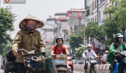 Một ngày đạp xe nhặt rác của người mẹ nghèo nuôi 3 cô con gái đỗ Đại học