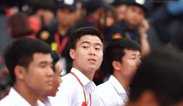 Đang dự lễ mừng công, Duy Mạnh vẫn 'tranh thủ' chạy ra ngoài mang nước cho bạn gái