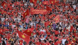 Ảnh: Các cầu thủ Olympic Việt Nam xuống sân Mỹ Đình tham dự lễ vinh danh trong sự reo hò của hàng ngàn người hâm mộ