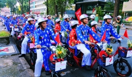 Lãng mạn 100 chú rể đạp xe chở cô dâu vi vu trên đường trung tâm Sài Gòn trong ngày Quốc khánh 2/9