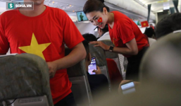 Trái ngược hình ảnh phản cảm đầu năm, U23 VN được đón bởi dàn tiếp viên đậm bản sắc