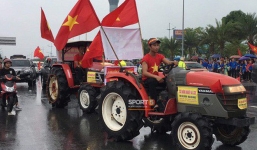 Người hâm mộ huy động cả xe kéo để chào đón Đoàn thể thao Việt Nam về nước