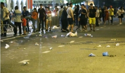 Người dân ra về sau khi xem pháo hoa, đường phố trung tâm Sài Gòn lại tràn ngập rác